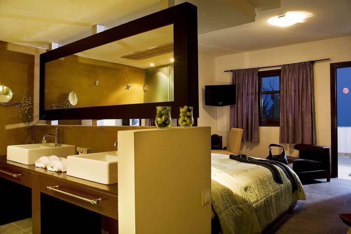 12 Months Luxury Resort Hotel-Comfort soba sa verandom.jpeg