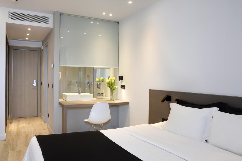Hotel Athens Posedion double strandar room.jpg