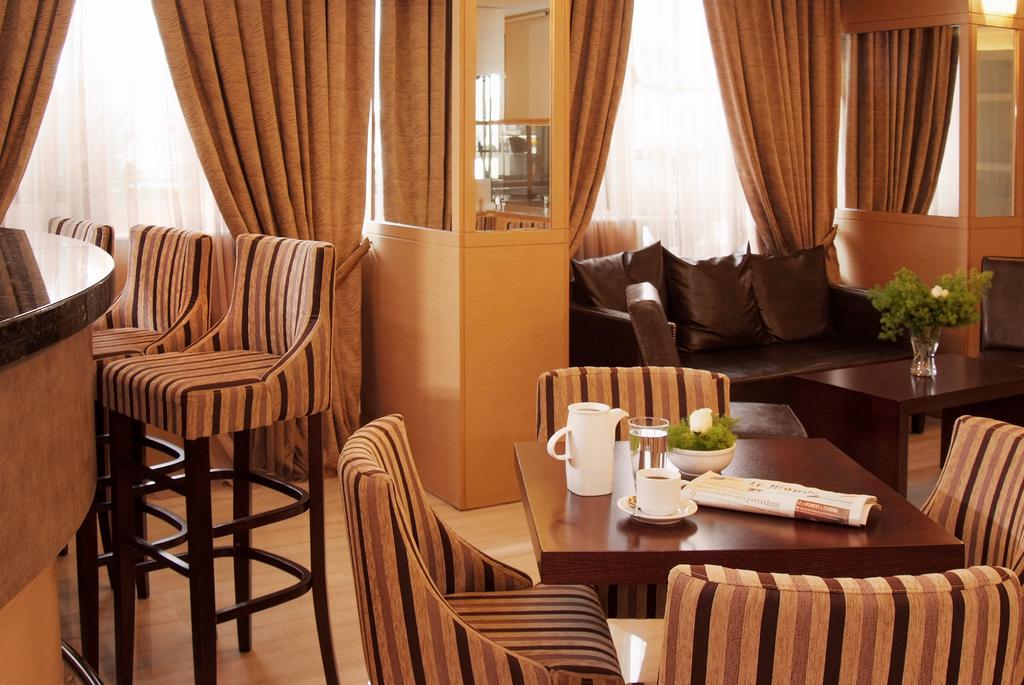 Hotel Athens Posedion lobby bar.jpg