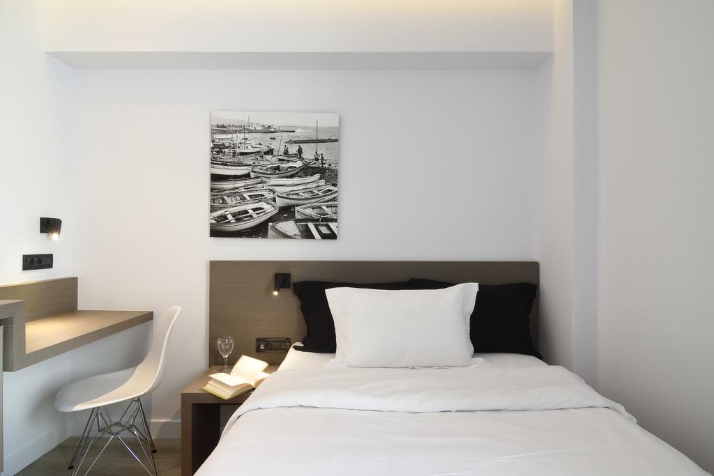 Hotel Athens Posedion single standard room.jpg