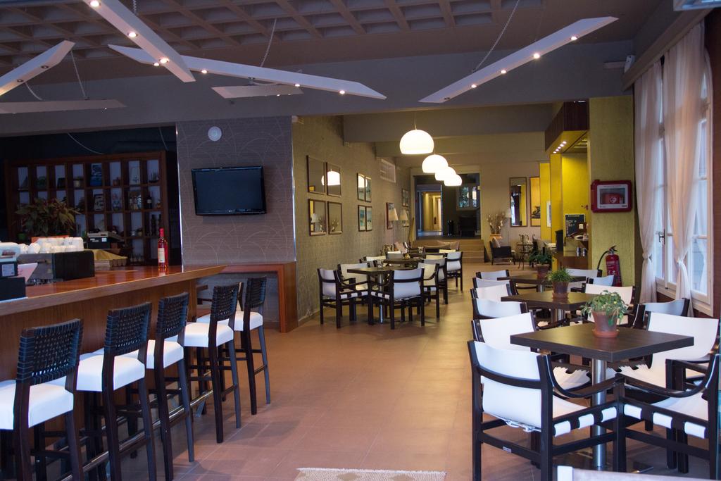 Hotel Athos bar 1.jpg