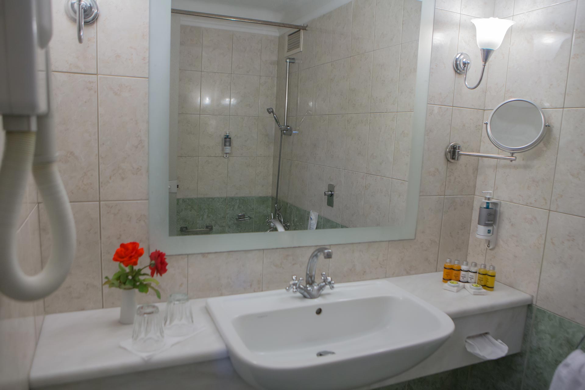 Athos Palace hotel standard pogled planina kupatilo.jpg