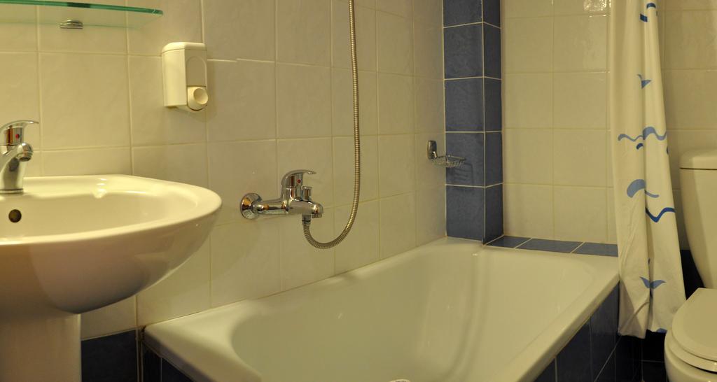 Hotel Adonis batgroom 1.jpg