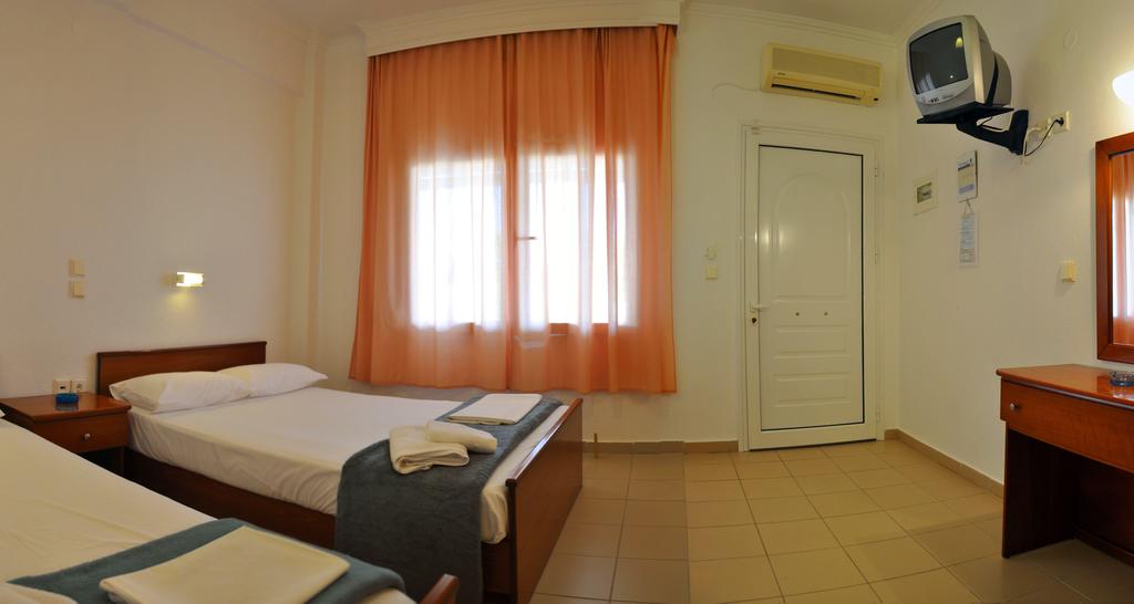 Hotel Adonis triple room.jpg