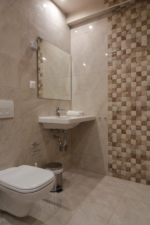 Hotel Atlantis bathroom 1.jpg