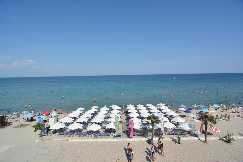 Hotel Atlantis beach.jpg