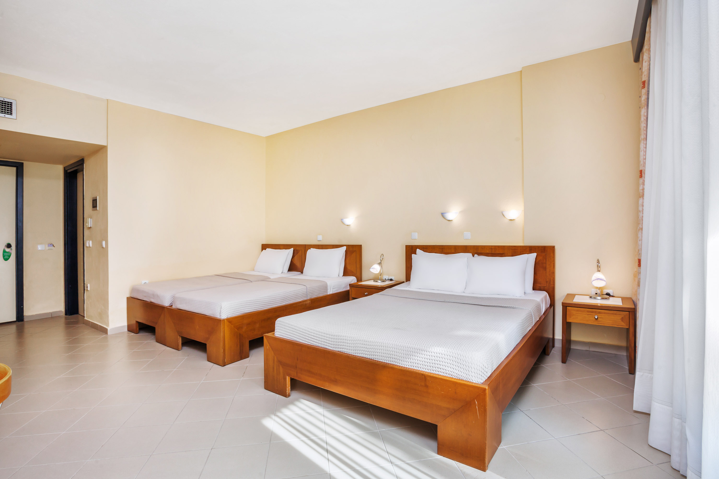 Atrium hotel family soba.jpg