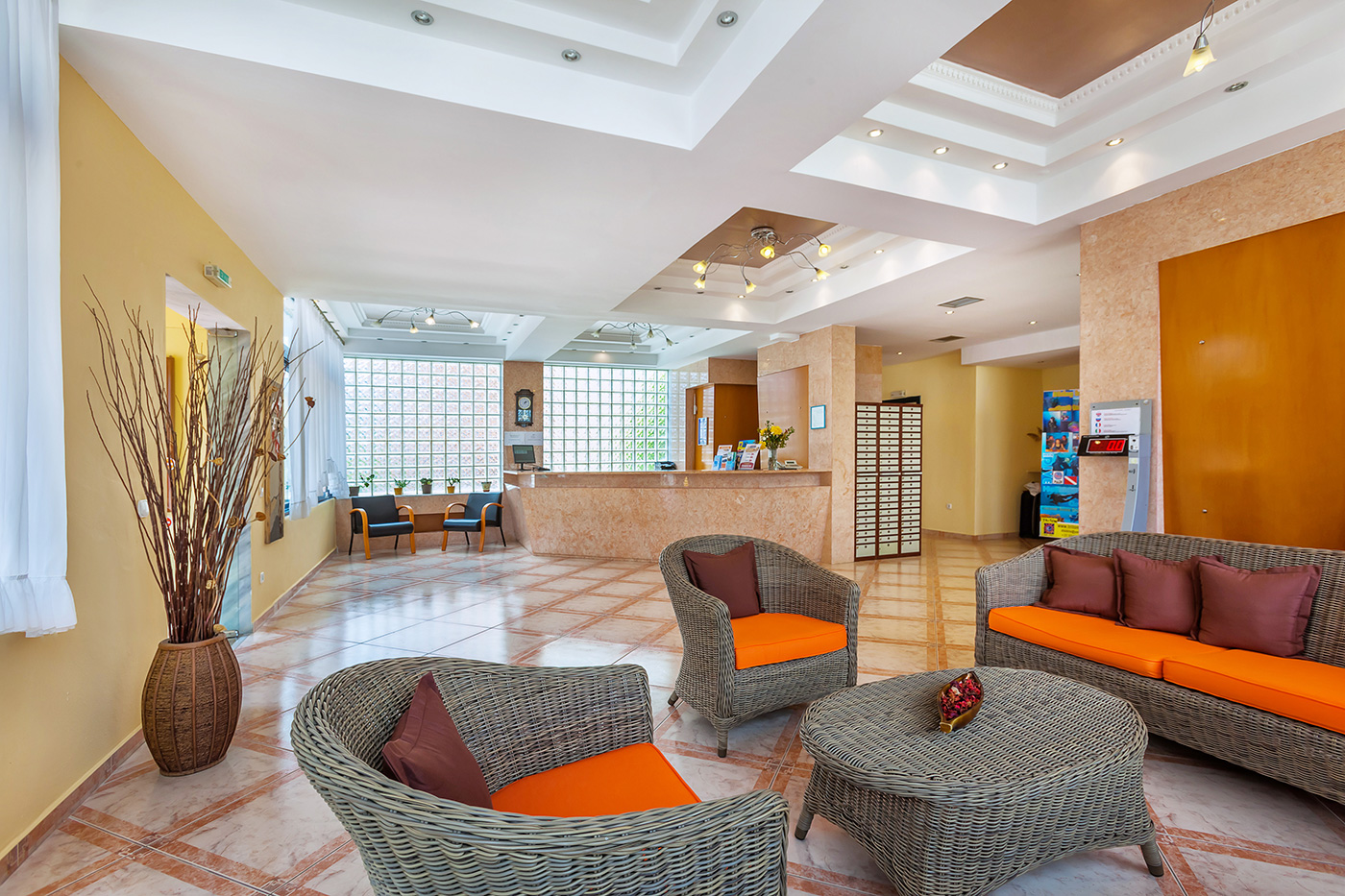 Atrium hotel recepcija.jpg