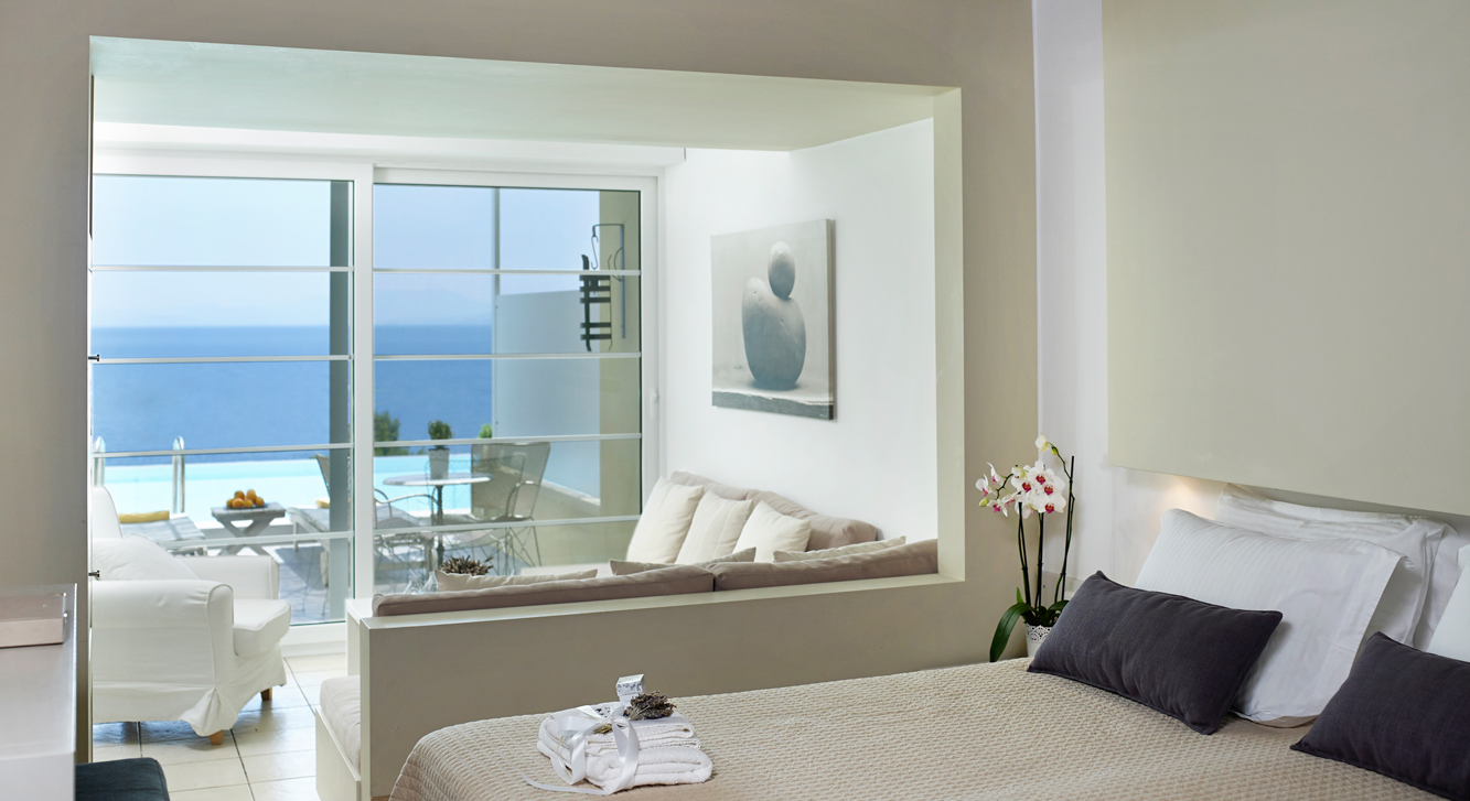 Hotel Atrium of Skiatos junior suite with infinity pool 2.jpg