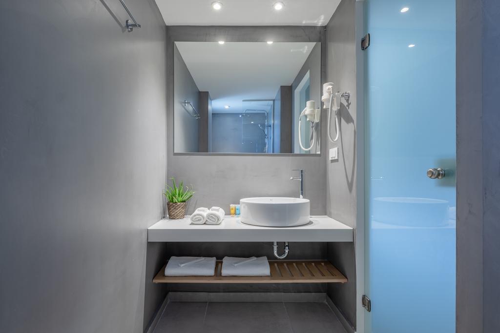 Hotel Avra bathroom q.jpg