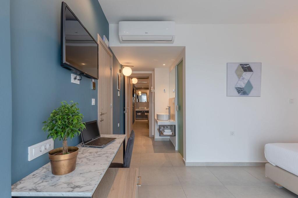 Hotel Avra connected quadruple room 1.jpg
