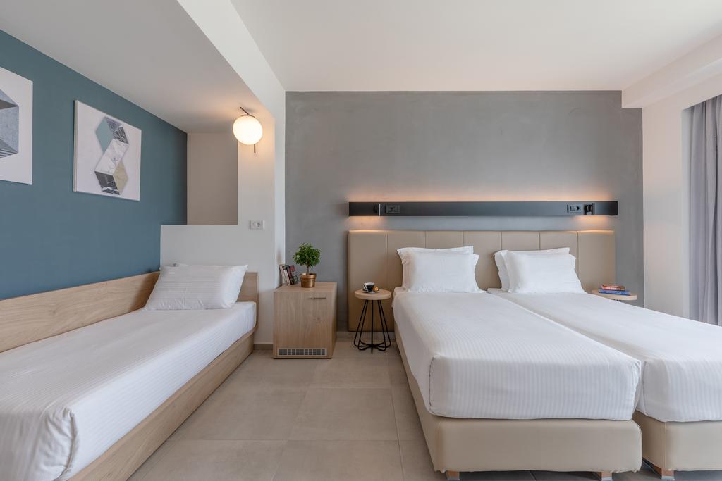 Hotel Avra triple room.jpg