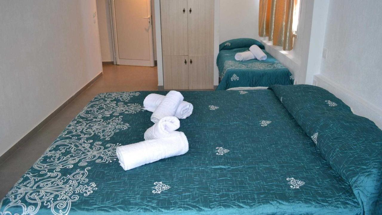 Hotel Bellagio Blue triple room.jpg