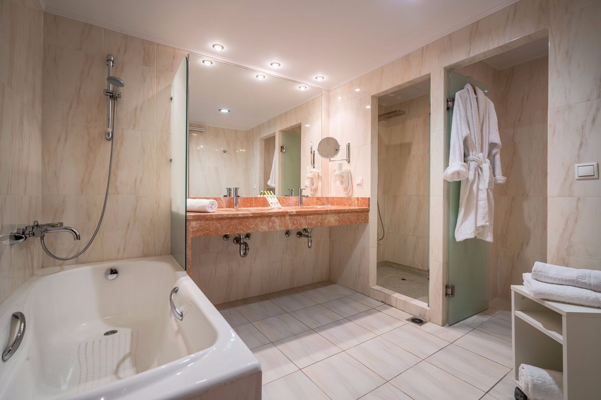 Hotel Best Western Galaxy bathroom 1.jpeg