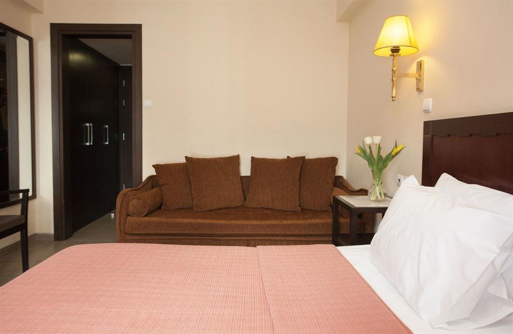 Hotel Best Western Pythagorion triple room.jpeg