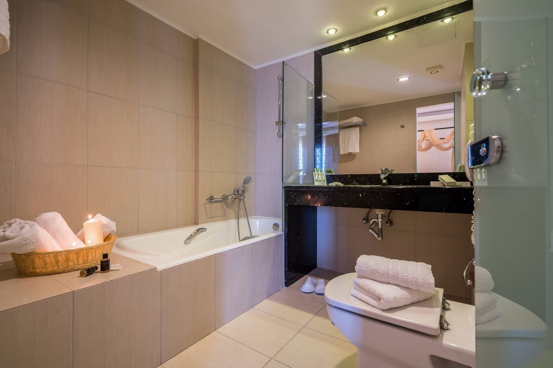 Hoel Best Western Zante Park bathroom 1.jpeg