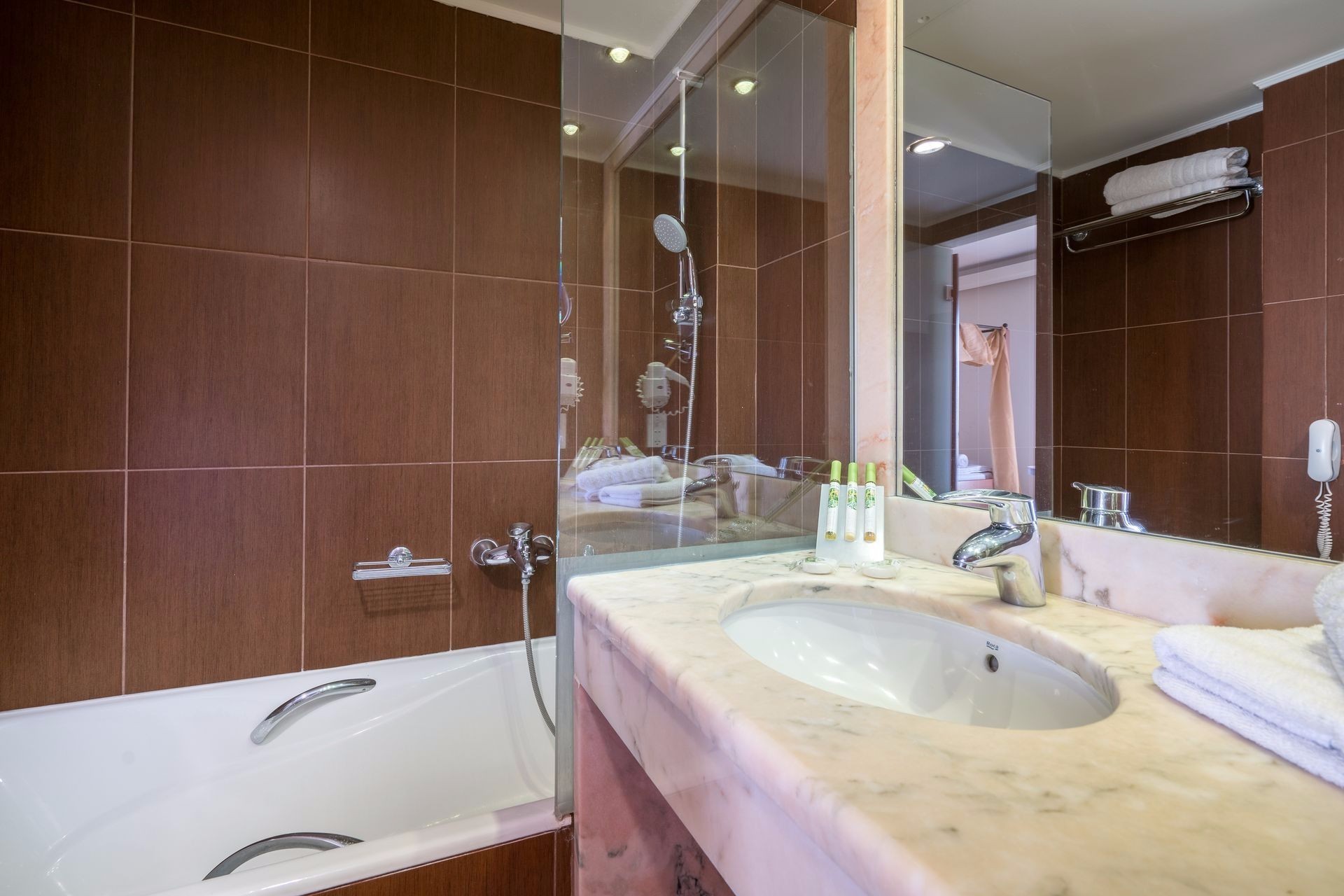 Hoel Best Western Zante Park bathroom.jpeg
