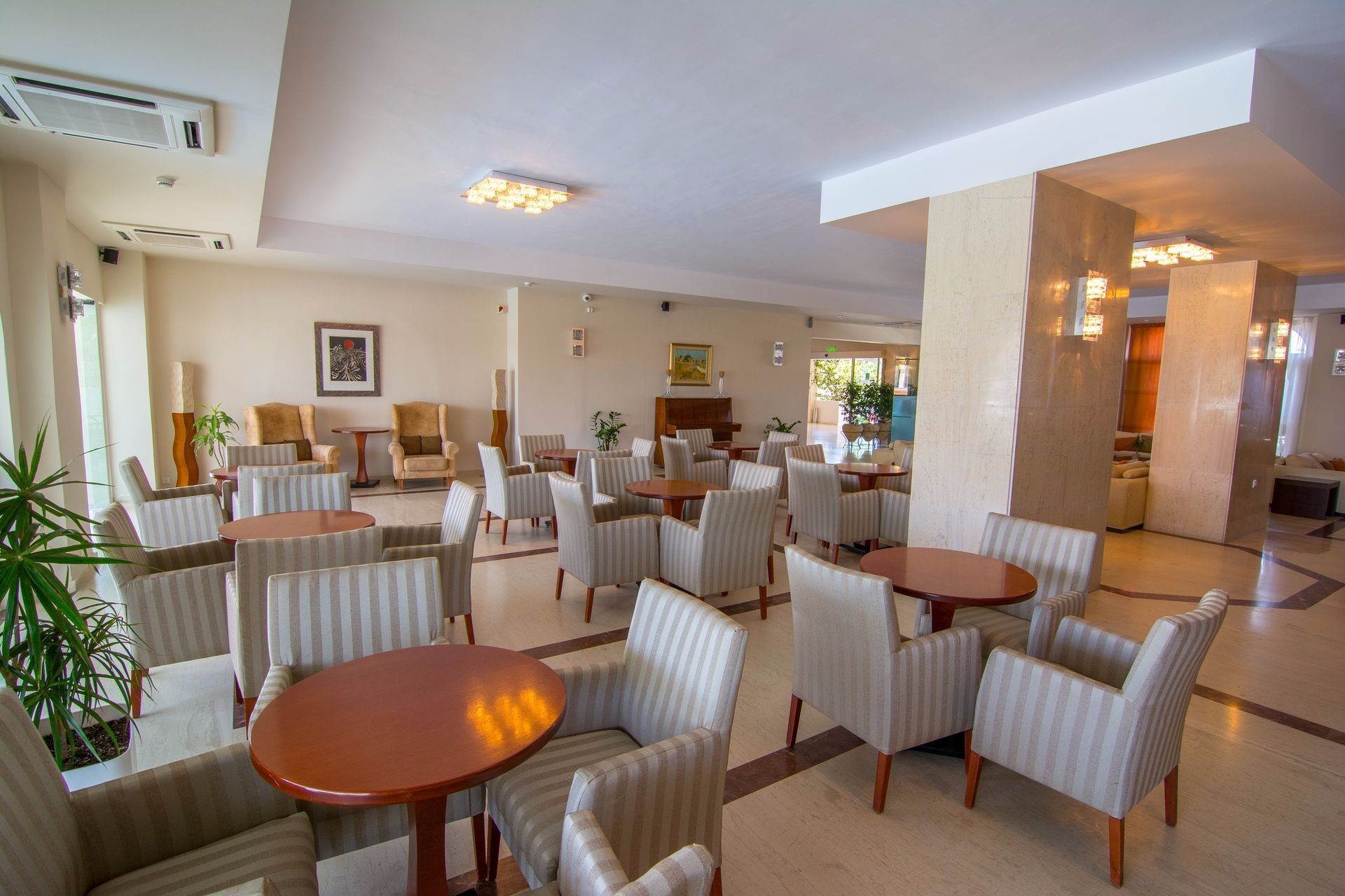 Hoel Best Western Zante Park lobby.jpeg