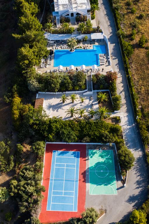 Hotel Bianco Olympico Beach Resort teniss and basketbool court.jpg