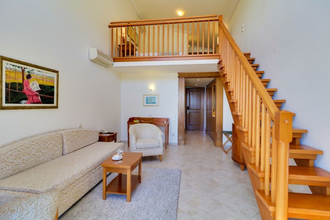Aegean Melathron Hotel-Maisonette duplex pogled bazen.jpg