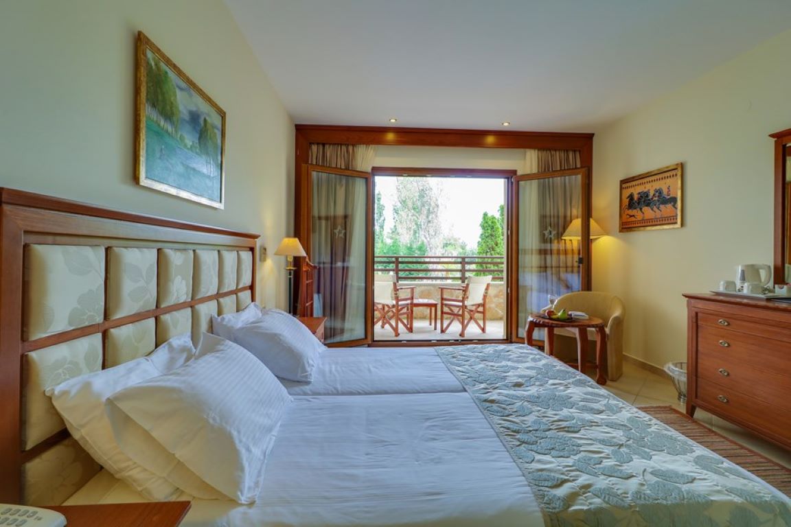 Aegean Melathron-Junior suite pogled bazen.jpg
