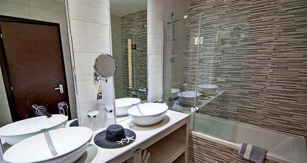 Hotel Blue Bay bathroom 1.jpg