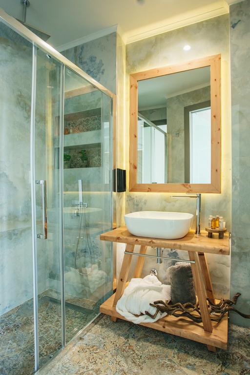 Blue Carpet Suites bathroom 2.jpg