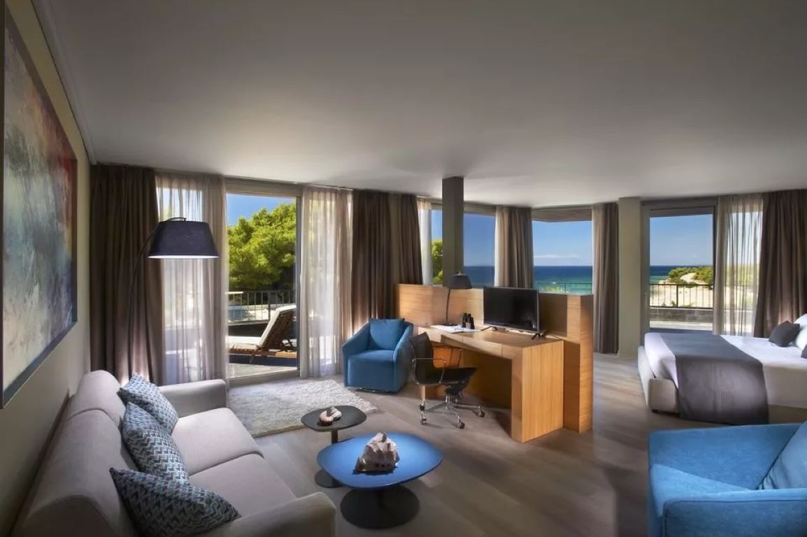 Hotel Blue Dolphin-Deluxe suites.jpg
