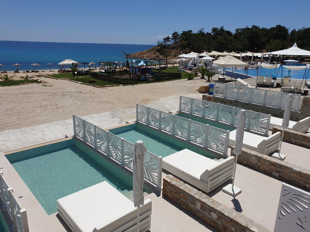 Hotel Blue Dream Palace private pool 1.jpg