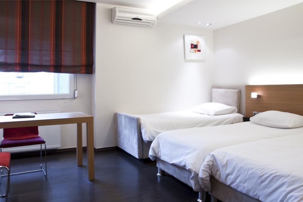 Hotel Capsis triple room 1.jpg