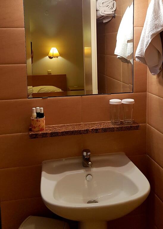Hotel Castella Beach bathroom.jpg