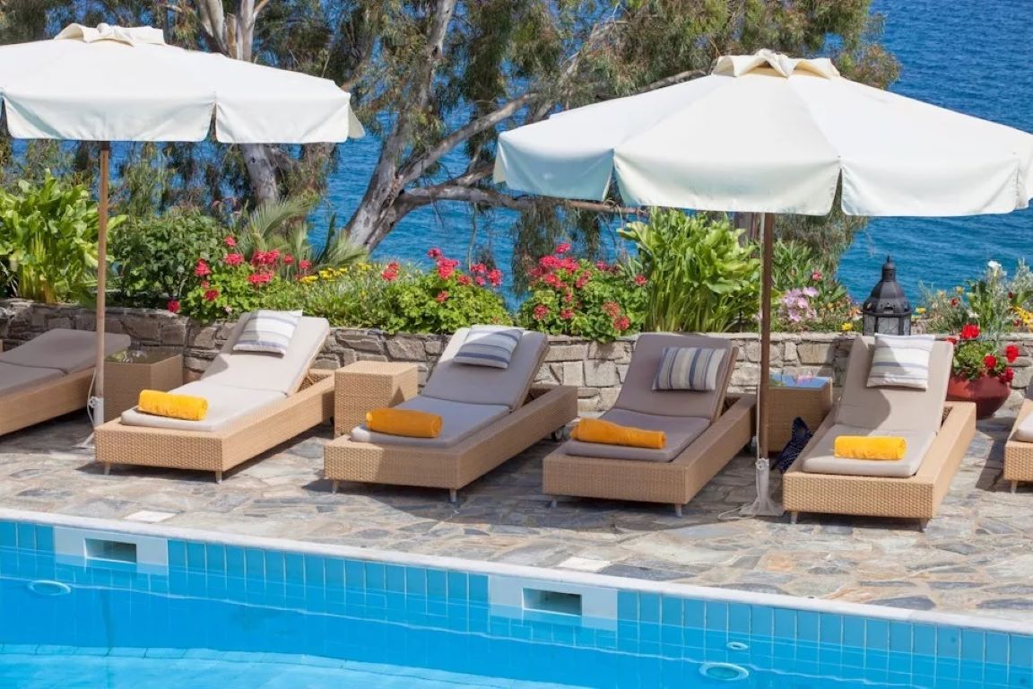 Aegean Suites Hotel Skiathos-Oblast oko bazena.jpg