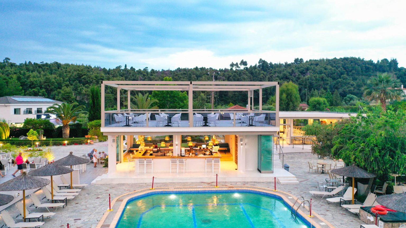 Chrousso Village Hotel-Bar na bazenu.jpg