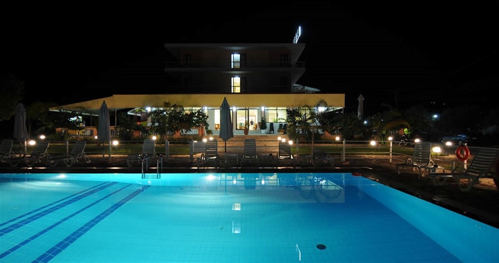 Hotel Cleopatra pool 1.jpg
