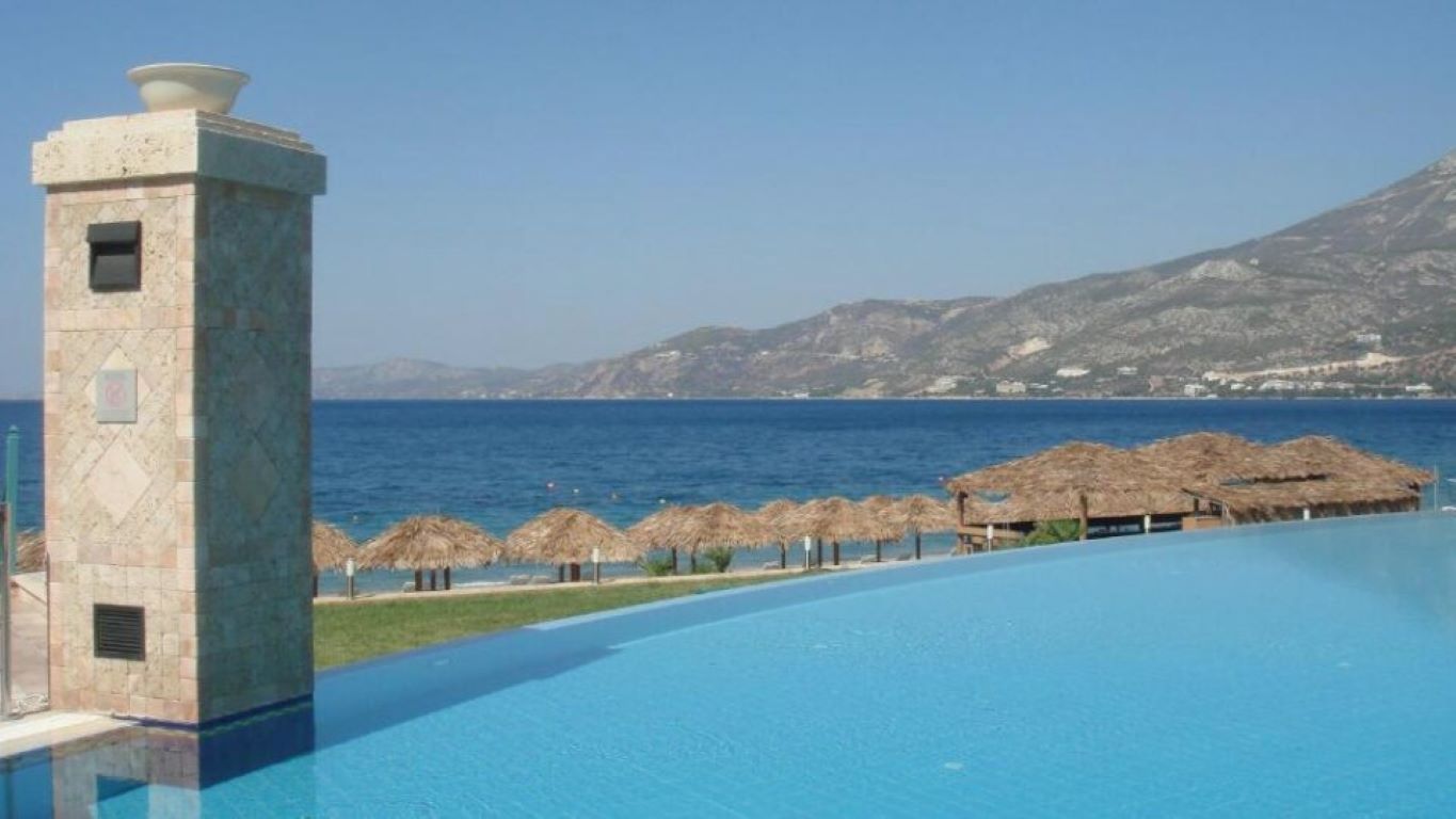 Club Hotel Loutraki-Bazen.jpg
