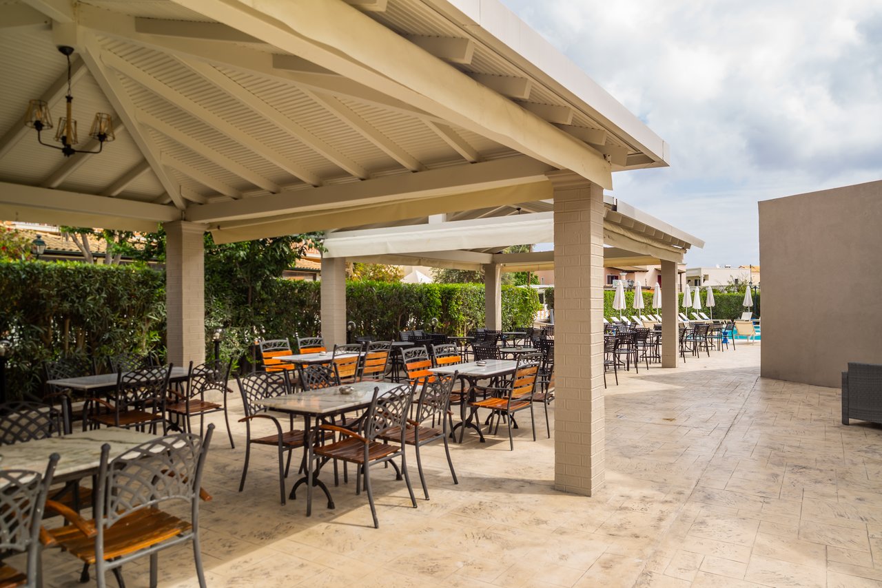 Hotel CNIC Gemini pool bar.jpg