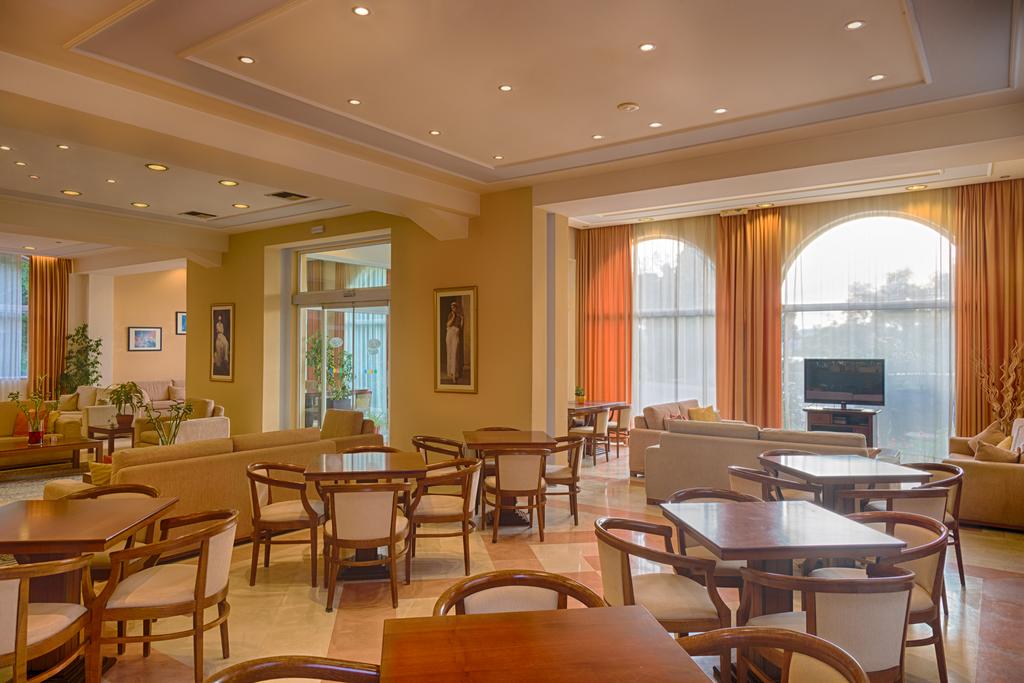 Hotel CNIC Hellinis lobby 1.jpg
