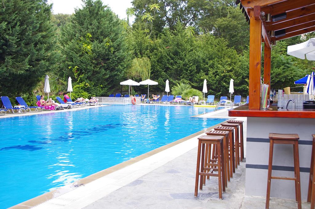 Hotel CNIC Hellinis pool bar.jpg