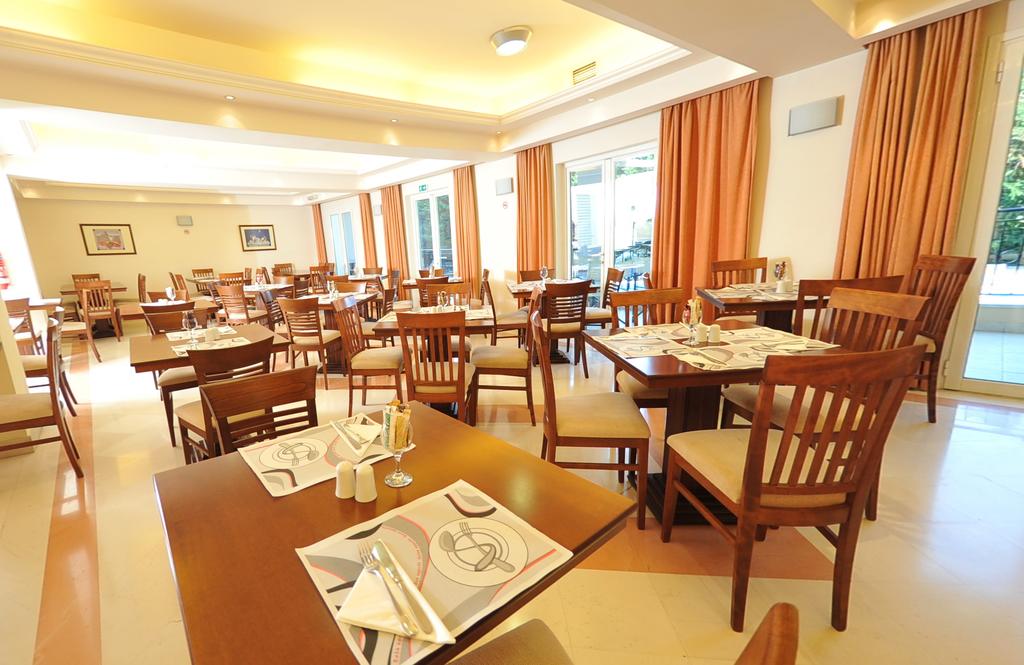 Hotel CNIC Hellinis restaurant.jpg