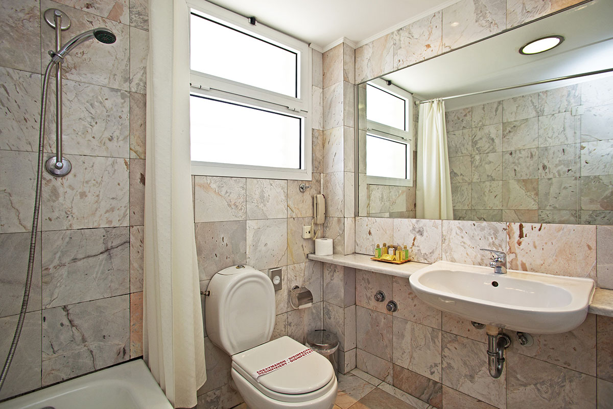 Hotel Congo Palace bathroom 1.jpg