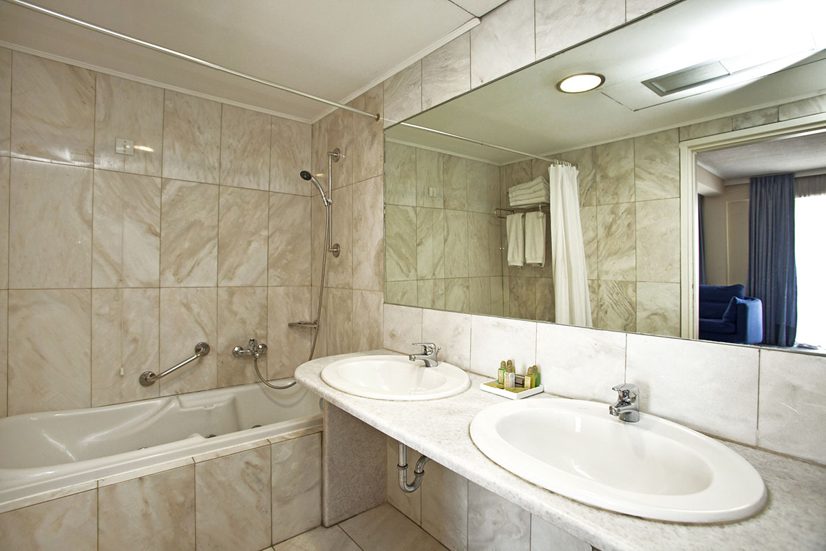 Hotel Congo Palace bathroom 2.jpg