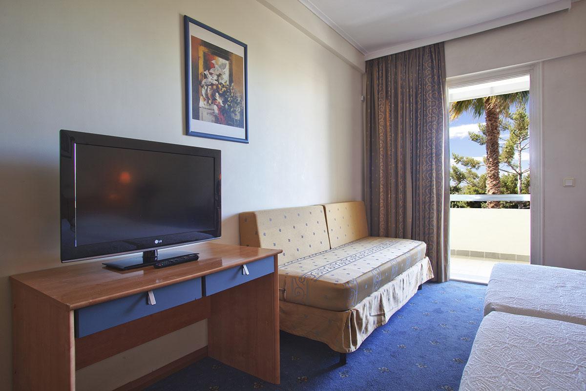 Hotel Congo Palace standard room 1.jpg