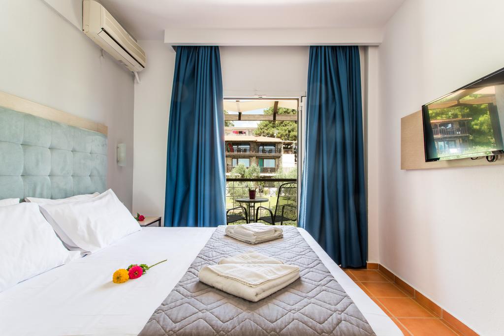 Hotel Coral Blue bungalows.jpg