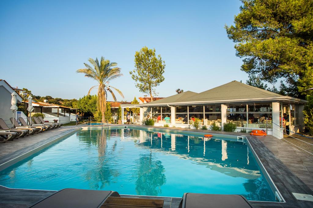 Hotel Coral Blue pool 1.jpg