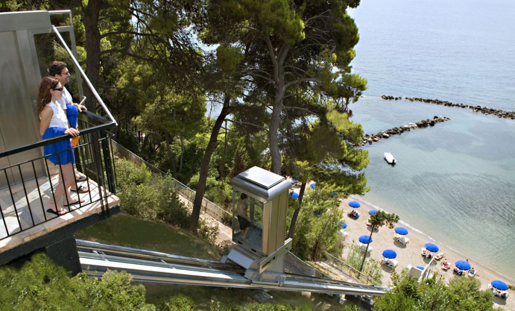 Corfu holiday palace hotel  lift do plaže.jpg