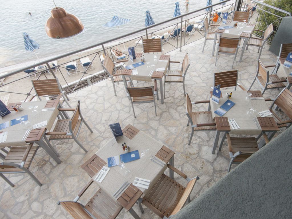 Corfu holiday palace hotel bar na plaži.jpg