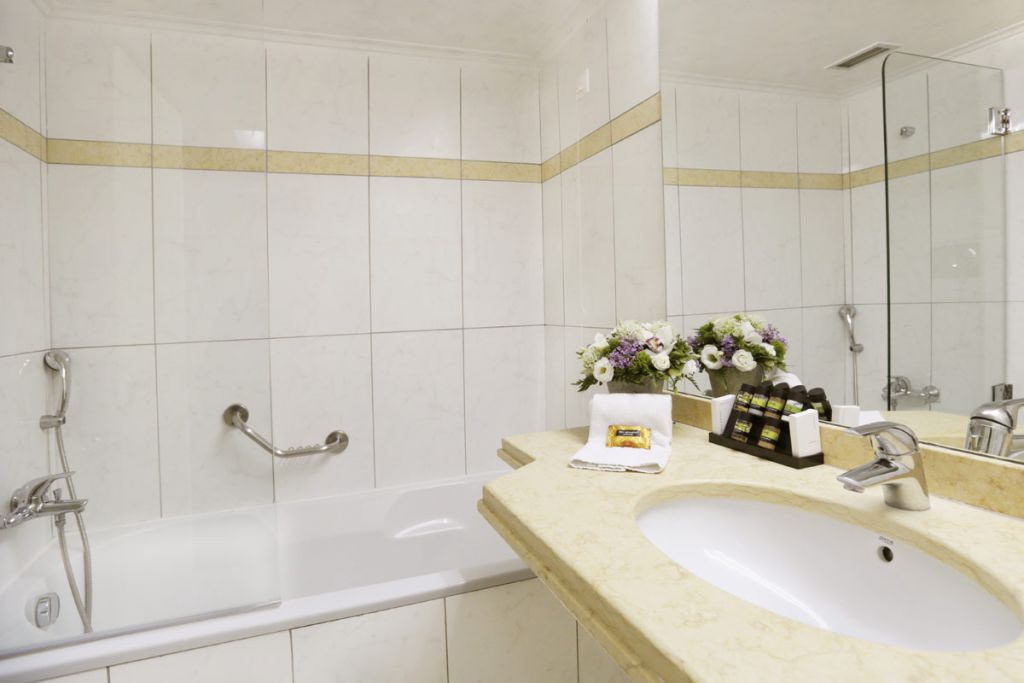 Corfu holiday palace hotel standard pogled jezero kupatilo 1.jpg