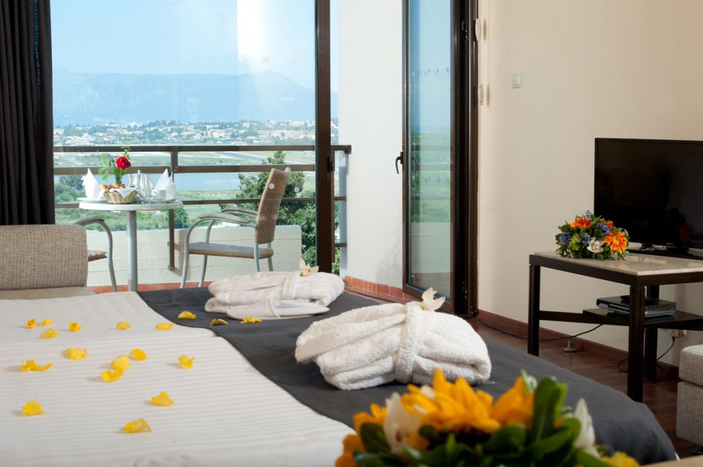 Corfu holiday palace hotel standard pogled jezero terasa 1.jpg
