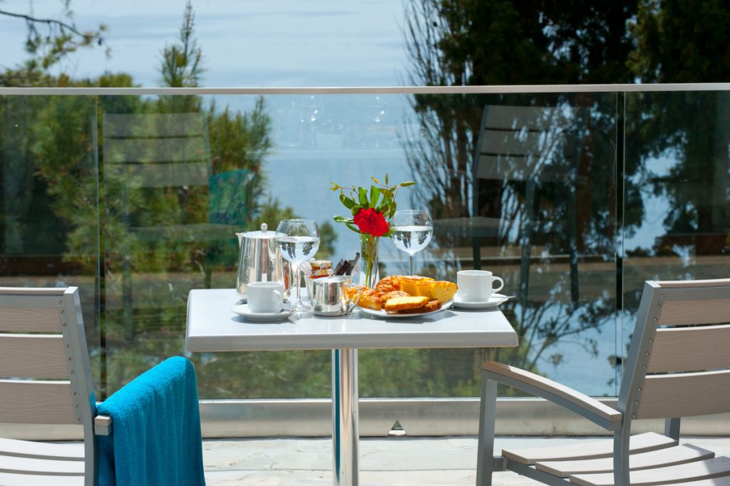 Corfu holiday palace hotel superior bungalov pogled more terasa.jpg