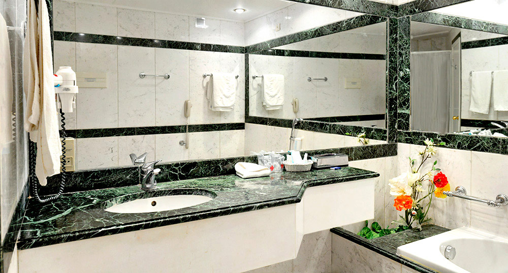 Hotel Corfu Palace bathroom.jpg